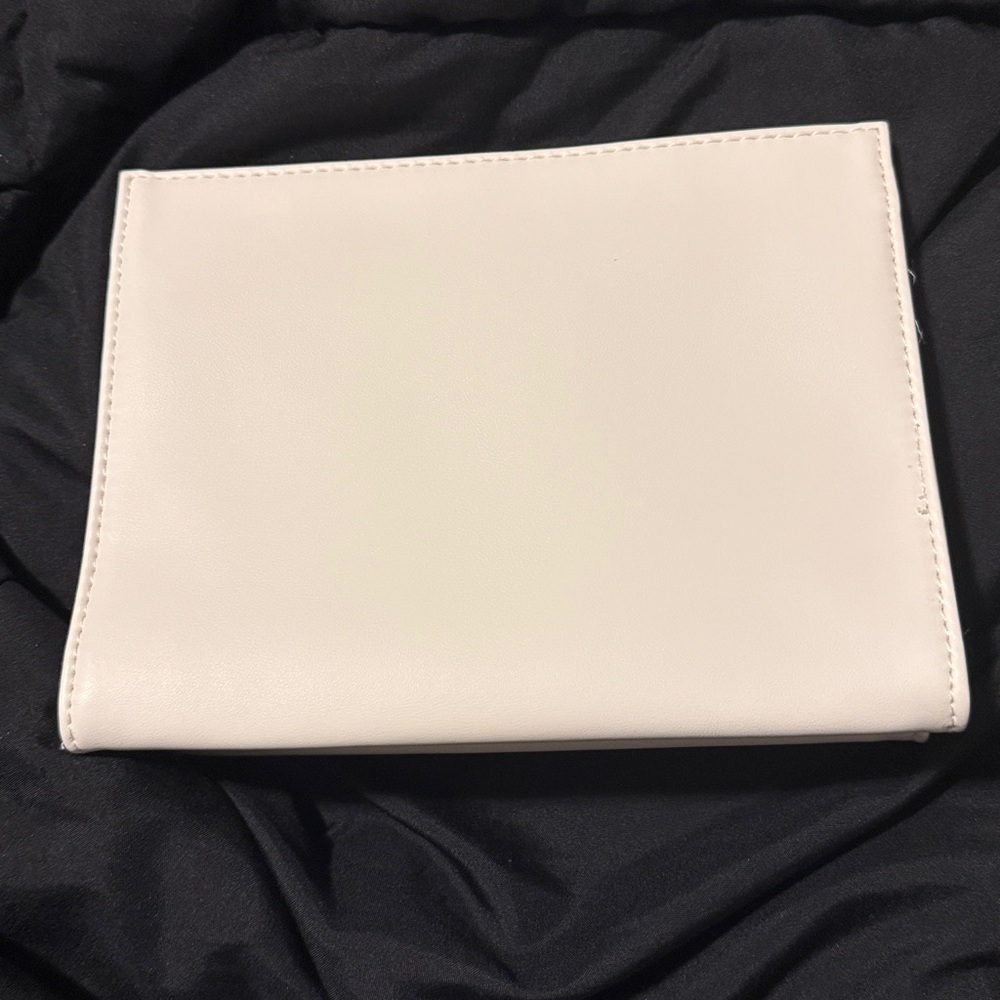 YSL Beauté‎ White Cosmetic Pouch – Elegant & Chic! - Picture 3 of 5